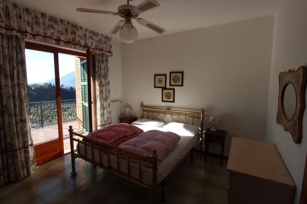 Red House Apartments Whit Enchanting Lake View Malcesine Exterior photo