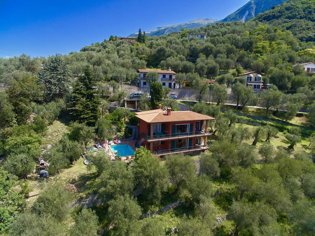 Red House Apartments Whit Enchanting Lake View Malcesine Exterior photo